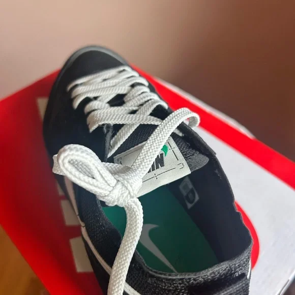 Nike Black and White Low-Top Sneakers with Mesh - Picture 2 of 7